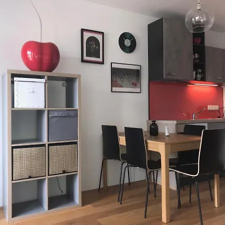 Red Flower Apartment With Pool - 5 Min To Lake
