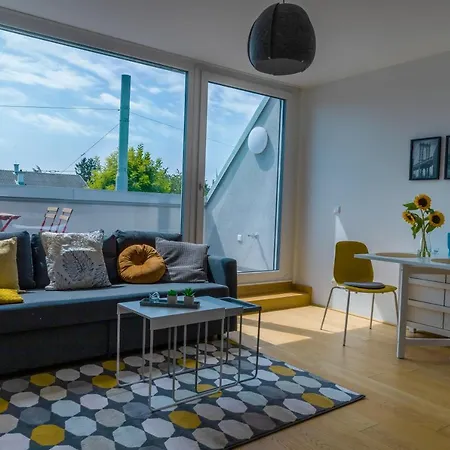 Maureen Lovely 2 Bedroom Unit With Community Pool