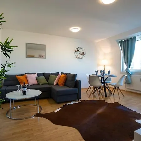 Stylish 2 Floor Penthouse • 15 Min To City Center