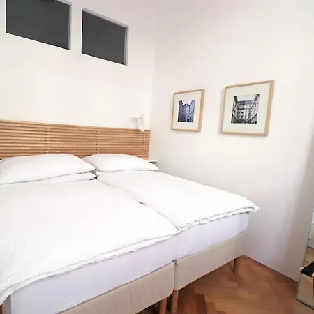 Center Apt In Best Area Near Park & Danube 20'To Airport Apartamento