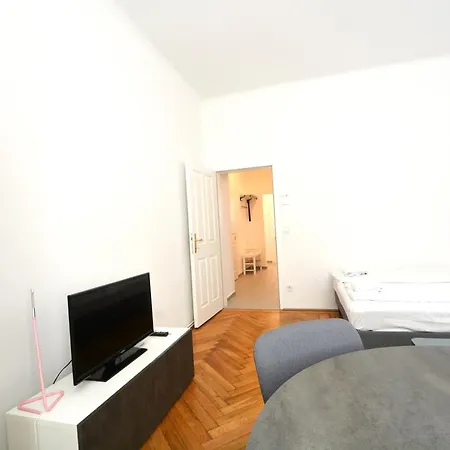 Universum Apartment 4