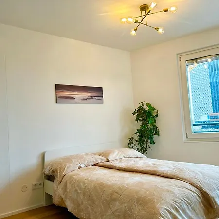 Riverfront Apartment With Balcony & Ac