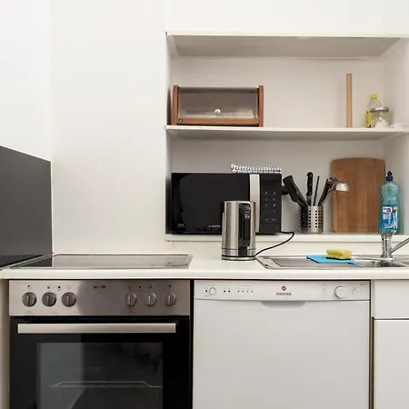 Spacious Austrian Style Apartment Close To City Center Landstrasse