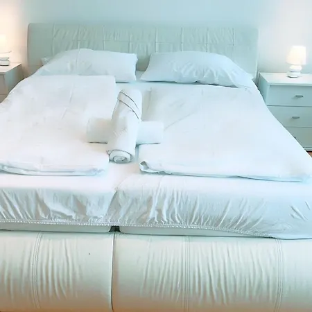 Deluxe Rooms In Keplerplatz