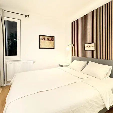 Newly Renovated Apartment At Yppenplatz