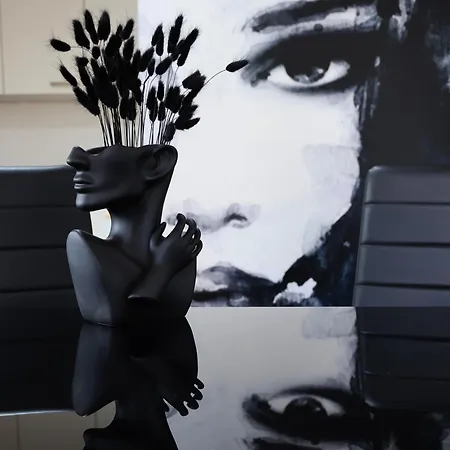 Vienna'S Modern Black Beauty - Couples & Family-Friendly Apartment