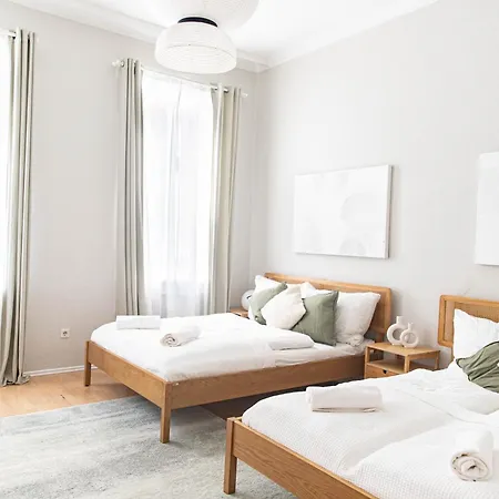 Spacious Apartment, 3 Min To U1 Reumannplatz
