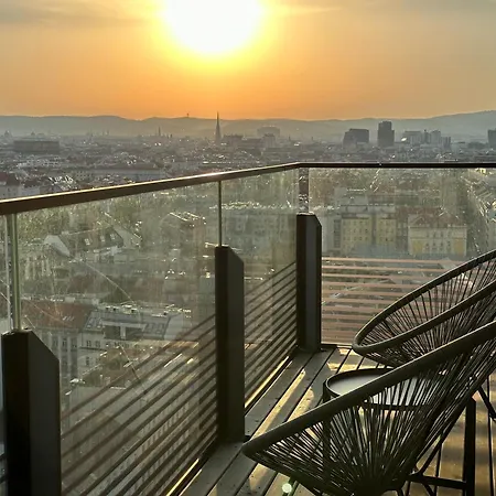 Panorama Sky Apartment I Rooftop Pool I Metro Station