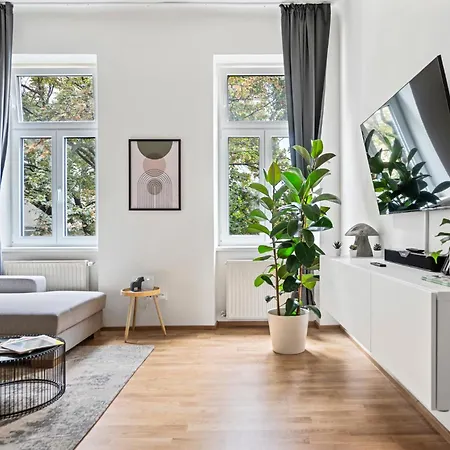 Cozy, Generous City Apartment - 10 Min To City-Centre - Contactless 24H Check-In