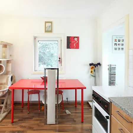 Room In House - Charming Vienna Retreat With Garden Metro Access