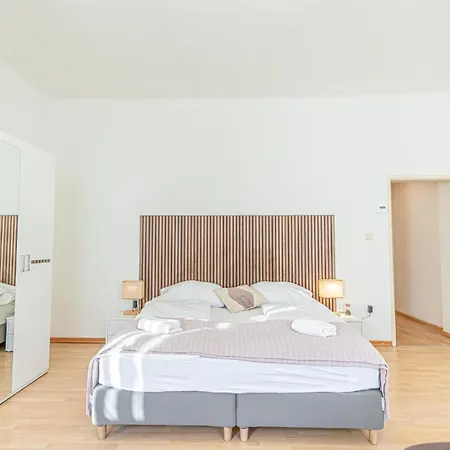 Modern 2-Bedroom Apartment For 5 In Prime Location