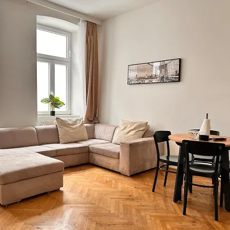 Spacious Central 4-Room Apartment For 6 Person - Near Subway