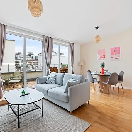 Modern Apartment Near City Center - Rooftop Terrace