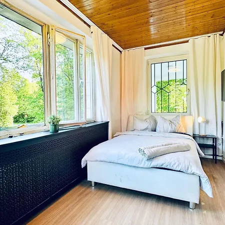 Spacious 6Br Shared Villa With Garden Near Danube For 16 Guests