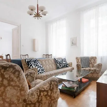 Grand, Central 2Br Apartment