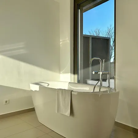 Modern 4 Bedroom Penthouse With Free Parking