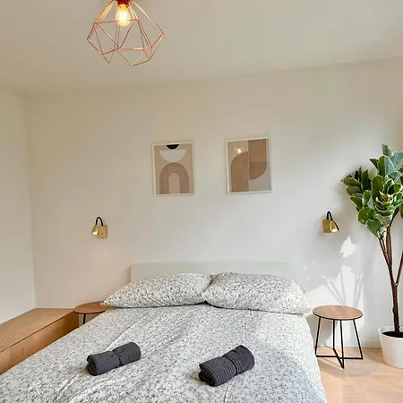 90 M2 Spacious Apartment With Free Parking