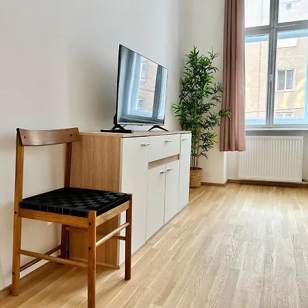 Sunny & Calm Long-Term Apartment With Free Parking