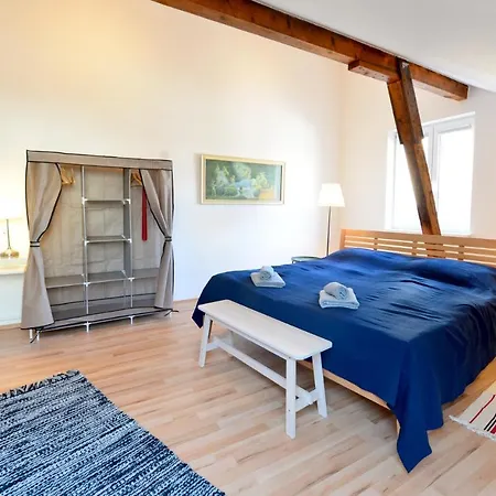 House With Courtyard & Parking Close To Stadtpark
