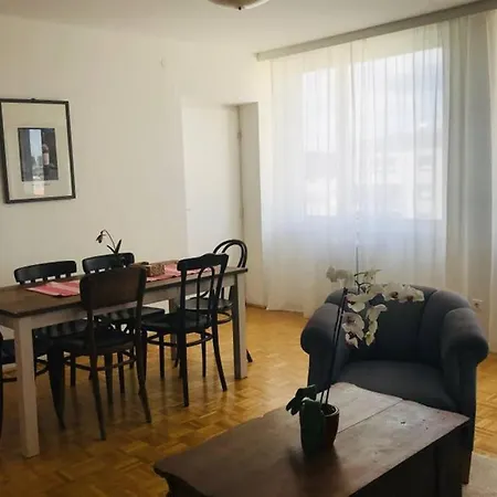 Mitten Im Achten. Zentrale Wohnung In Wien