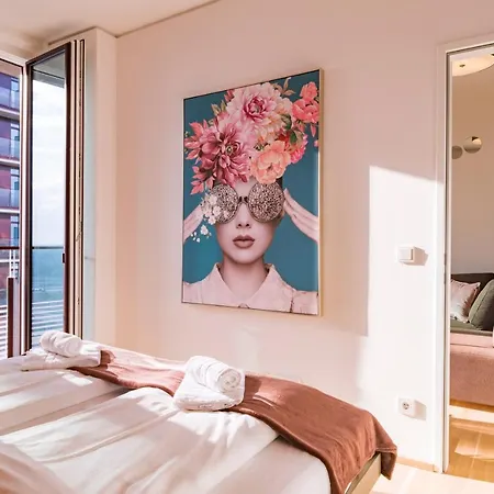 Triiiple Tower Dream Apartments With Rooftop-Summer-Pool