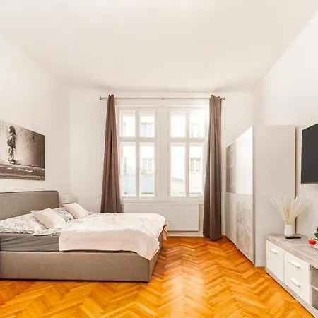 City Apartment With Netflix, Central And Near Metro, 12