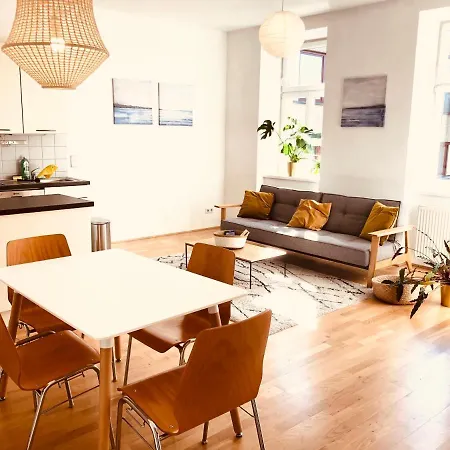 Helle 4 Zimmer Familien-Wohnung Mit Balkon! Schloss Schonbrunn In Gehdistanz