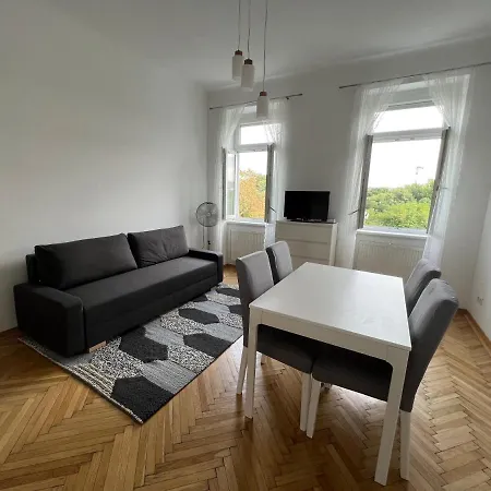 Cozy One Bedroom Apartment With Park View