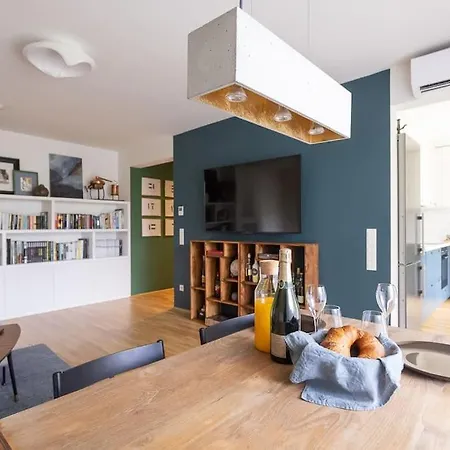 Dream Apartment - Central And Quiet With Ac And Free Parking Garage