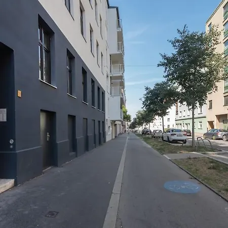 Grosse Terrasse, Klimaanlage Und U-Bahn Naehe Apartment