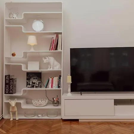 Modern Stylish Comfortable 2 Bedroom Apartment