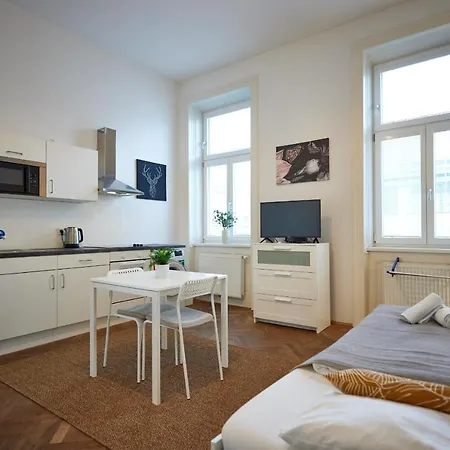 Nice Studio Close To Metro III