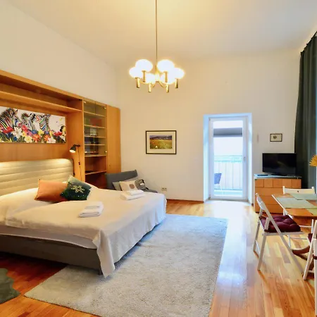 Charming With Balcony In Hip & Trendy Margareten