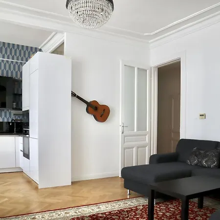 Apartment 3 Stops To Mainstation