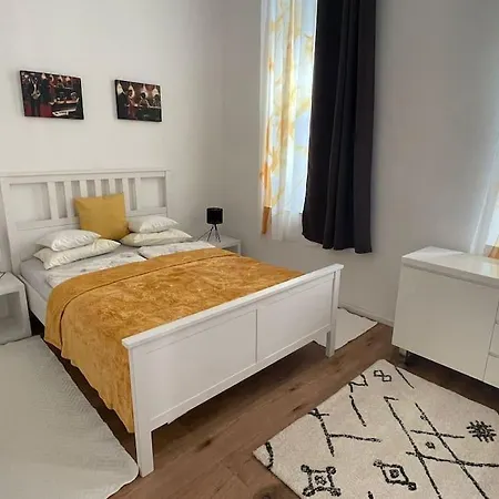 Stilvolle Wohnung Mit Terrasse/Garten