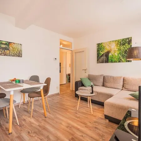 Top Location, Near Schoenbrunn