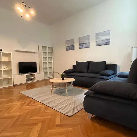 Апартаменти Stylish Apt Near Urania 1Br