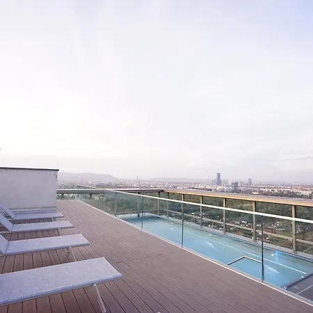 Suite In High-Rise On The Danube