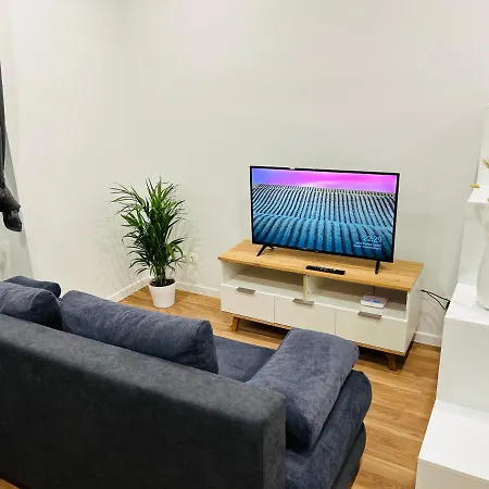 50M2 Central Flat Close To Metro