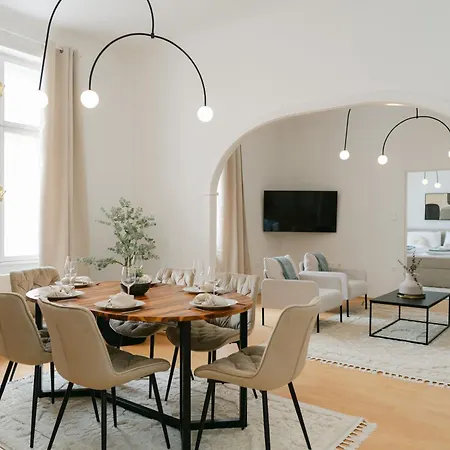 Stylish Apt For 4-6, 5 Min To Center, No Lift Currently