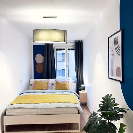 Design 3 Bedroom Near Main Train Station Apartment