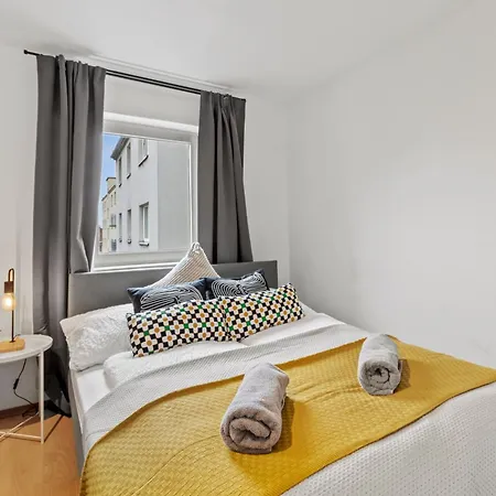 Perfect Location, 2 Min To Main Station, Long Term Stays