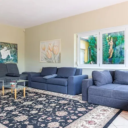 Comfortable Rooms In A Beautiful House Gd