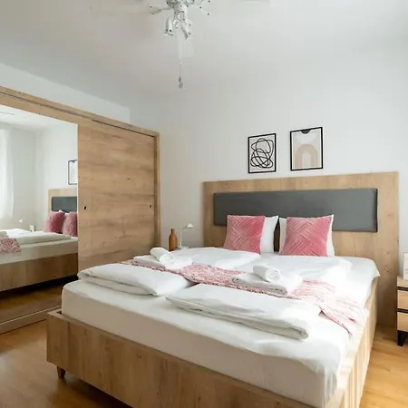 Elegant 1Br Flat With Balcony By Hm Apartment