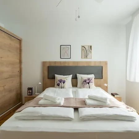 1Br With Balcony, Urban Style By Hm Apartment
