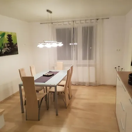 Esslinger Hauptstr Spacious Apartment With Loggia