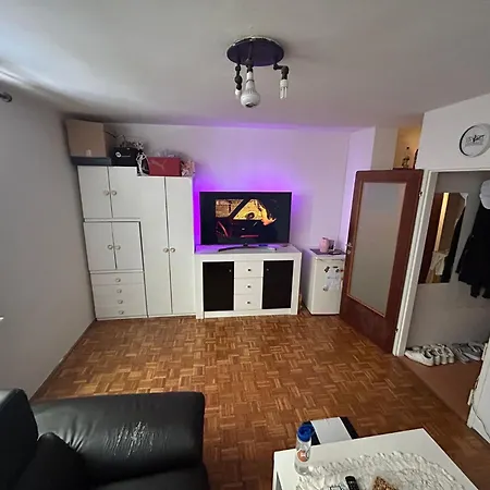 Schoene Kleine Apartment Im Gehobene Bezirk