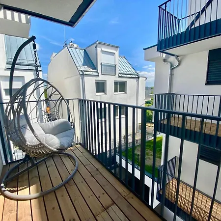 Modern Apartment With Balcony & Free Parking - Nearby Metro