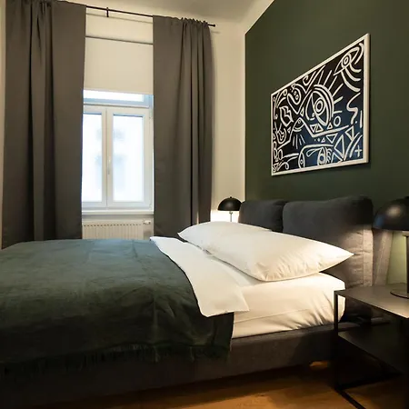 Pet-Friendly Flat Near Belvedere