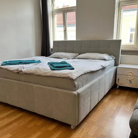 Ferienwohnung Welcoming 3Br Shared Apt-Near Bahnhof Meidling
